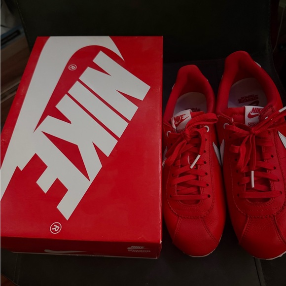 Nike stranger Things Crimson and White Athletic Shoes - Picture 6 of 6